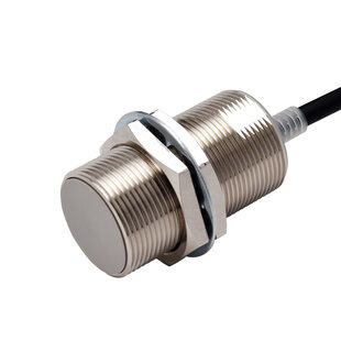 Capteur inductif E2E, Modèle M30 laiton, Sn=15mm, affleurant, PNP, IO-Link COM3, N.O., 10-30VDC, câble de raccordement 5m, 3 fils